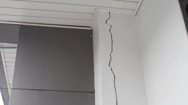 Proč vznikají ve stěnách trhliny a jak jim předcházet?